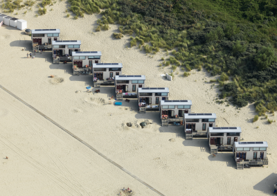 Luchtfoto strandhuisjes